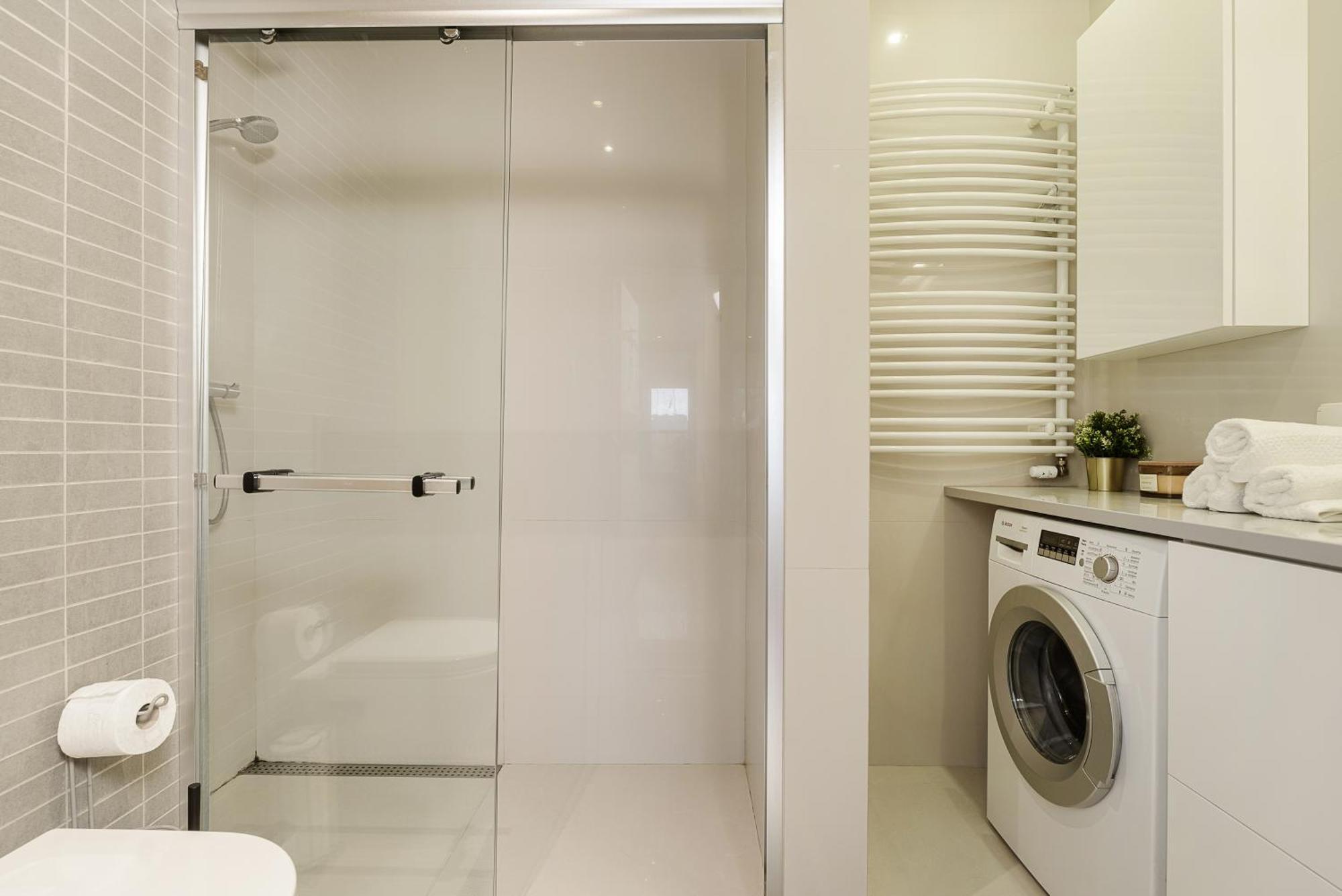 Premium In The Center Of With Free Parking & Balcony Warschau